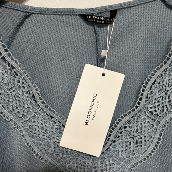 Bloom chic Plus Size 22-24 Waffle Knit Blue Top V Neck Lace Flowy lightweight - Picture 3 of 9